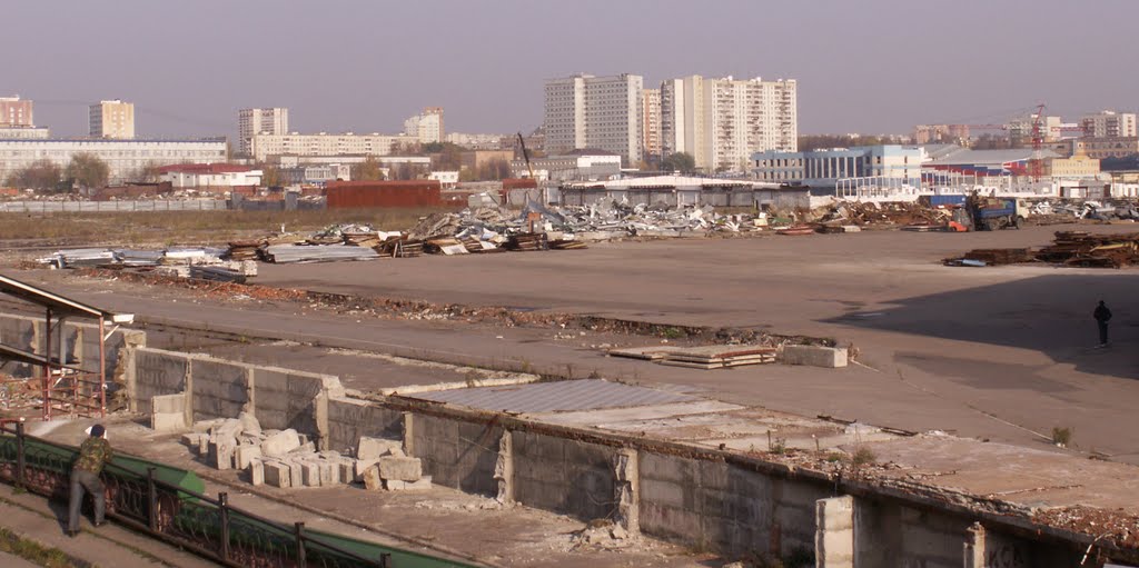 То, что осталось от Черкизовского рынка ("Черкизона"). Вдали видна общага РГУФКСиТ и новые жилые дома... by Alex lal