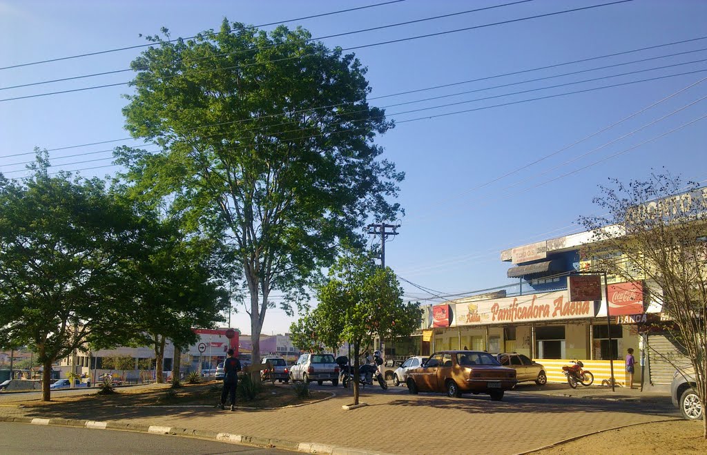 Praça Adélia com a Panificadora ao Lado by TRÊS IMAGENS