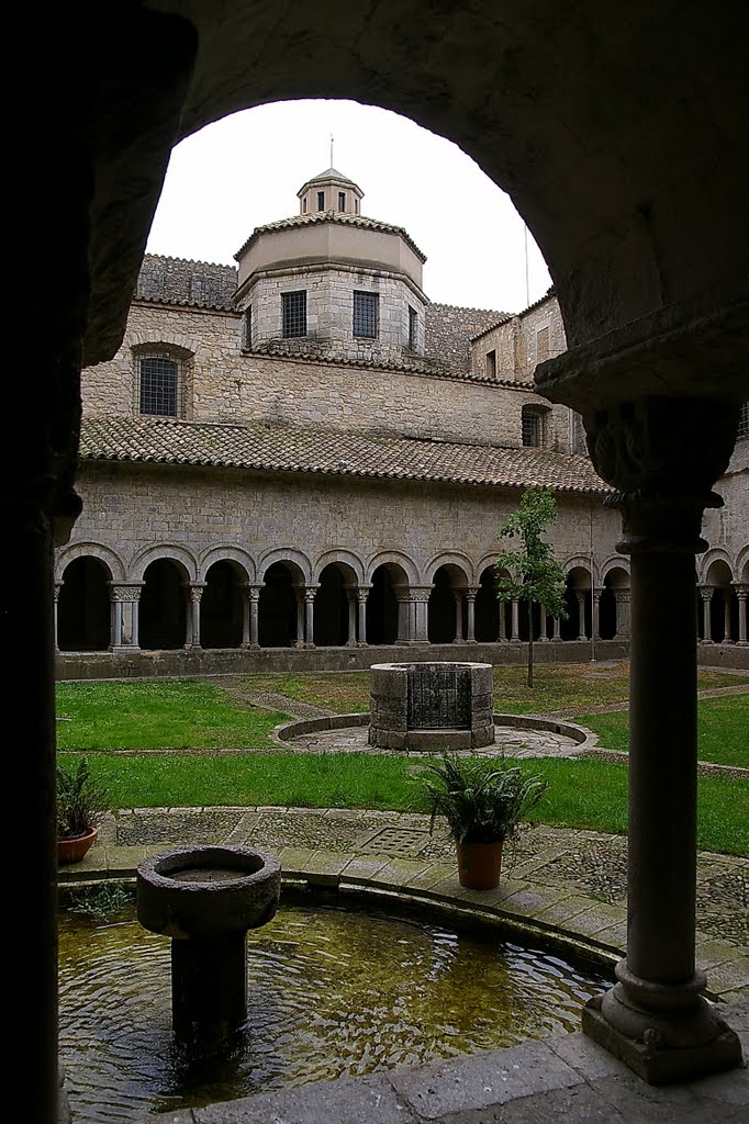 Claustro de La Catedral, Girona, Cataluña, España by Antonio Alba