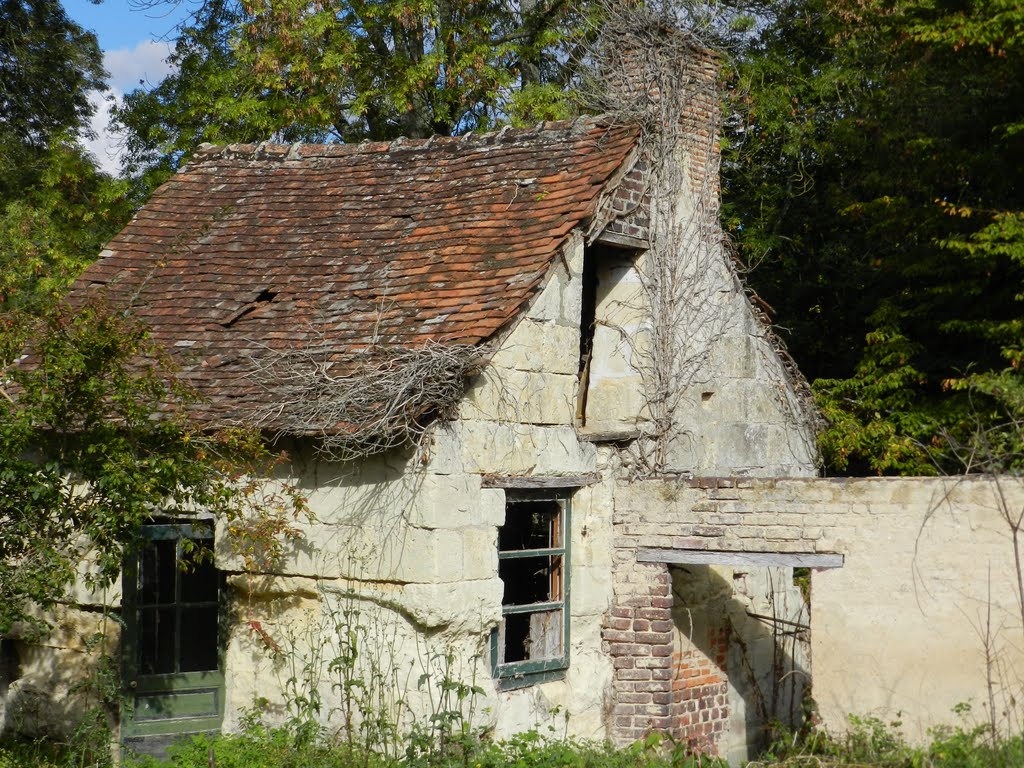 Vieille ruine au coeur de la ville by Christophe Feliciagg…