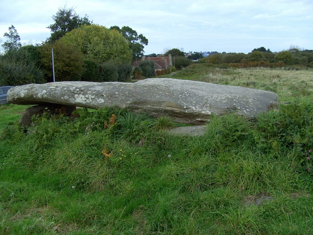 Die "kleinere" Grabstaette in Tregastel by G Per