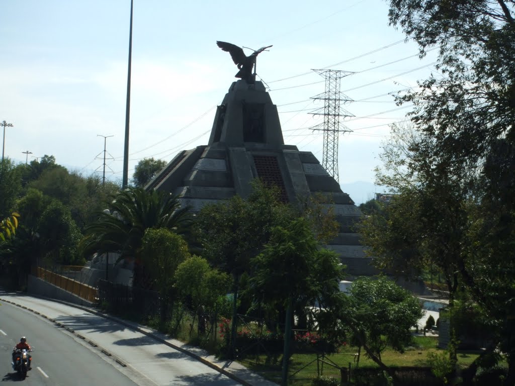 Moderna Tenochtitlán. Monumento a La Raza by erebus2011