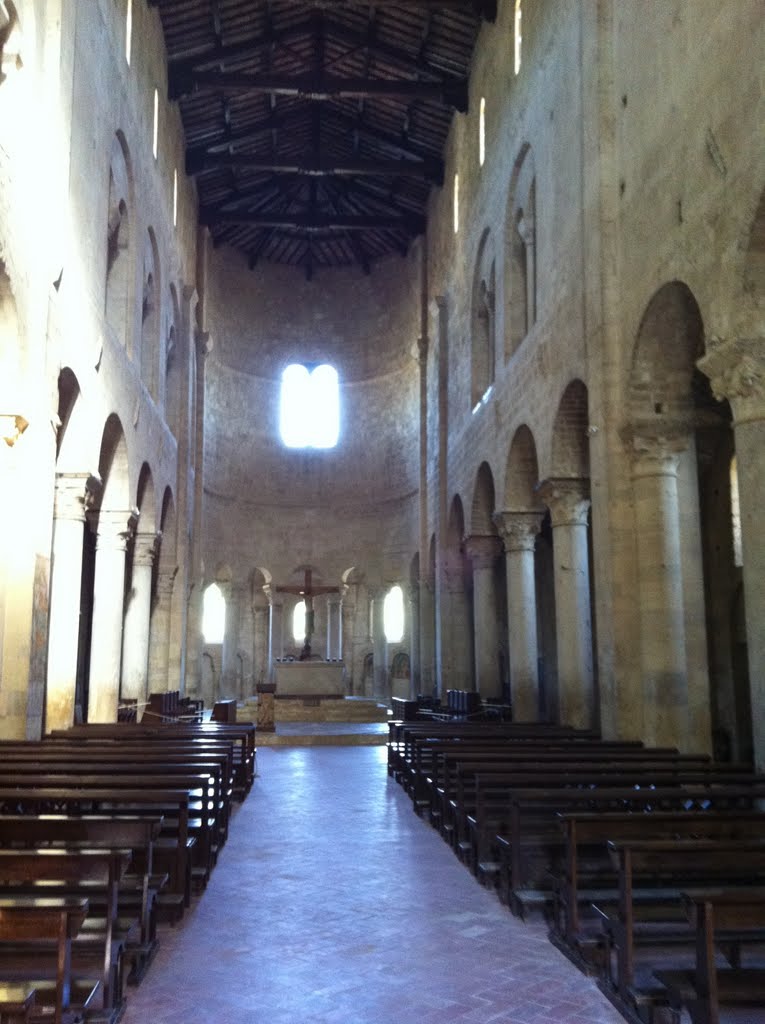 Interno dell'abbazia by pinomori