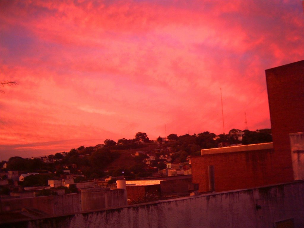 Fantastico atardecer desde la casa azul en la esquina de Agraciada y Artigas(quienes me conocen saben jaja) by Gustavo T