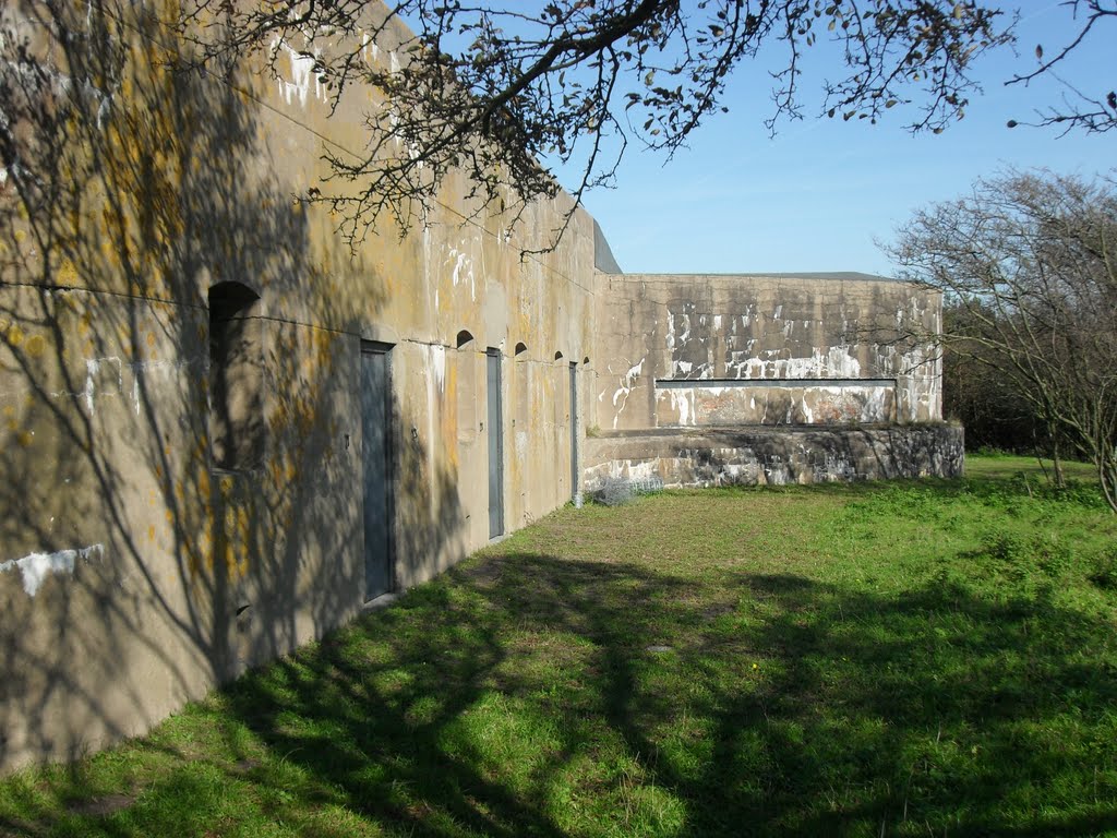 Zuidelijke keelkazemat Fort bij Krommeniedijk. by RinkeR.