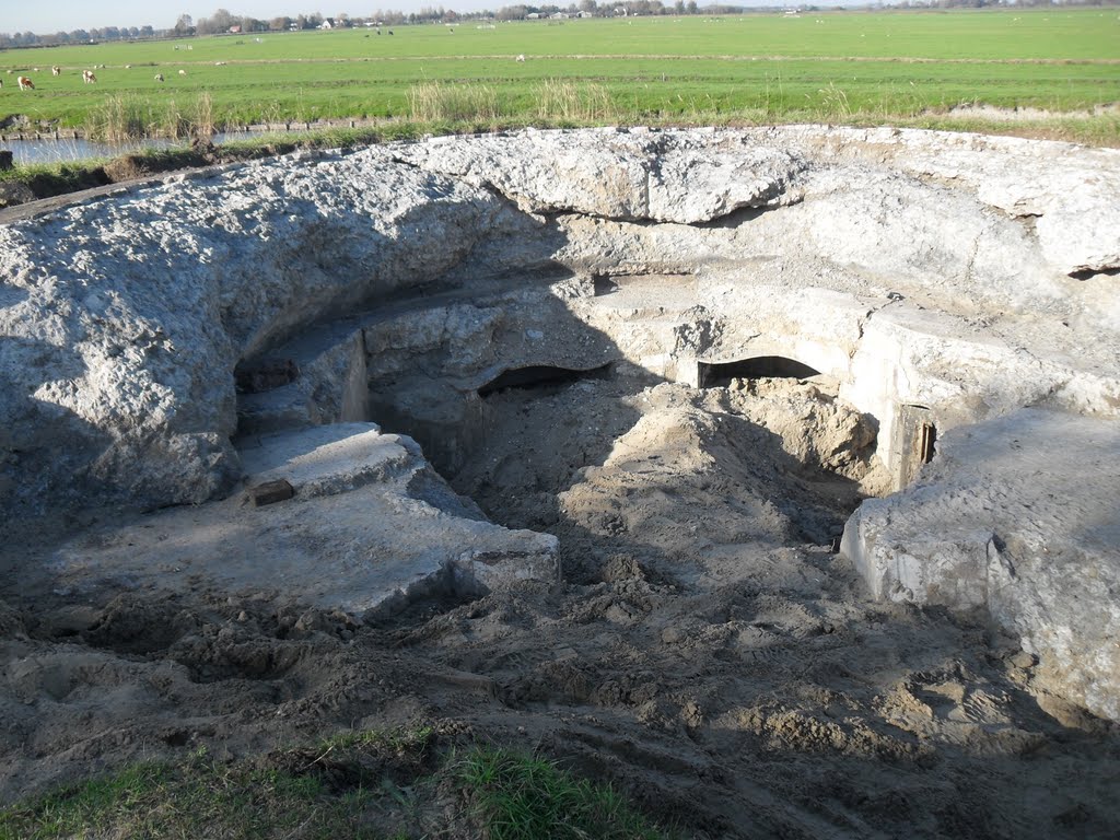 Restanten tijdens WO II opgeblazen hefkoepel Fort bij Krommeniedijk. by RinkeR.