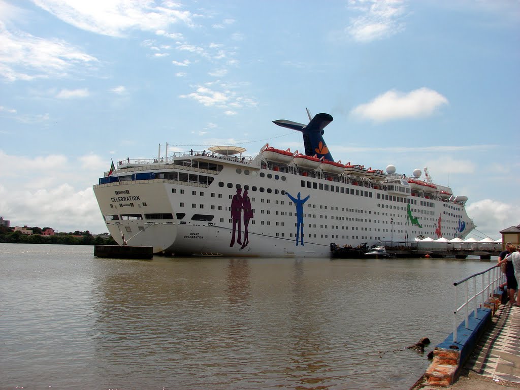 Porto Itajaí -Brasil - Navio de cruzeiro. by José Daniel Cuello