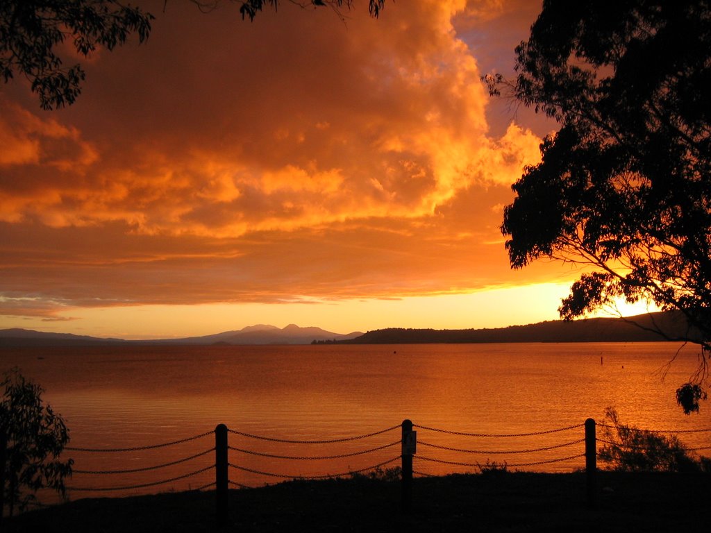 Taupo lake by loicbonnenfant