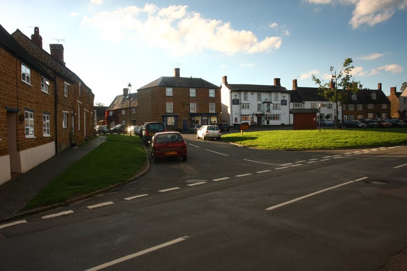 Deddington Market Place, The Unicorn Inn by weggett