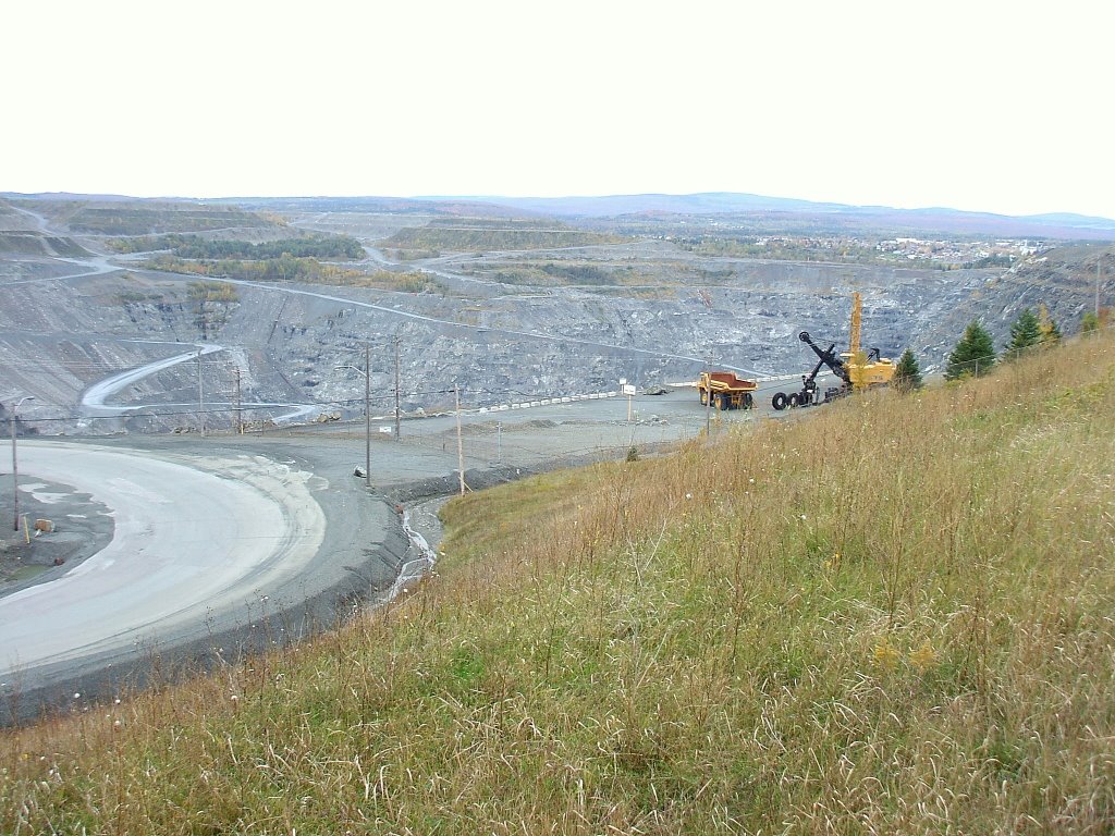 Vue d'ensemble, mine d'amiane, Black Lake, Estrie, Québec, Octobre 2007 by Christian Claveau