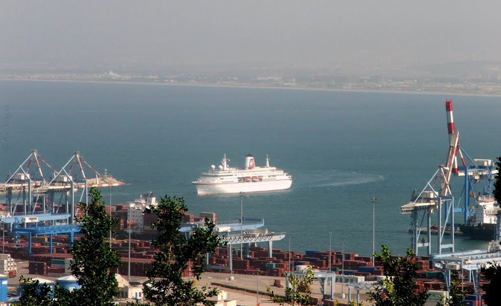 MS Deutschland is entering to Haifa port by Avi Kogan