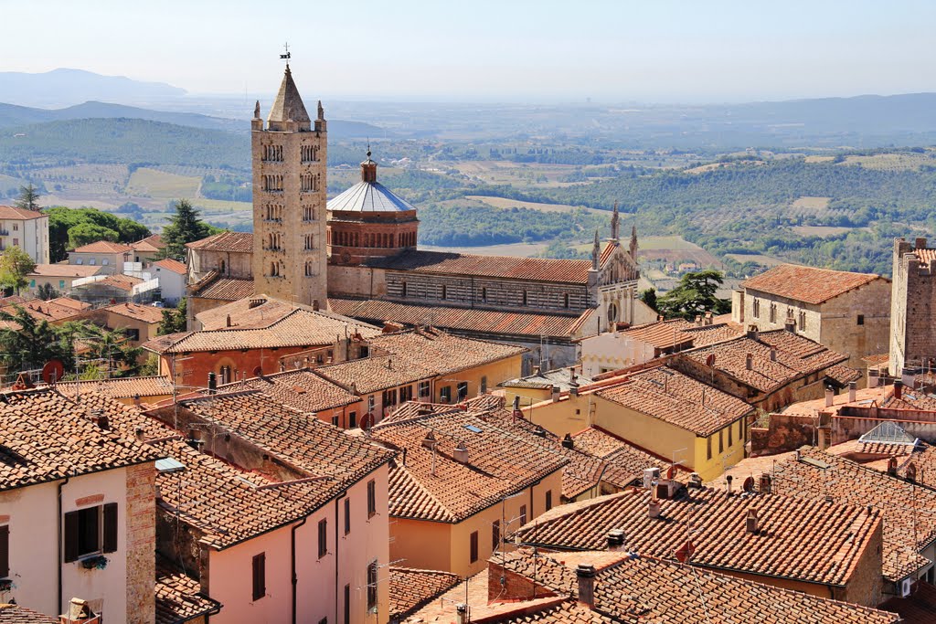 Massa Marittima - vista sui tetti e sulla Cattedrale by Alfonso Minoli