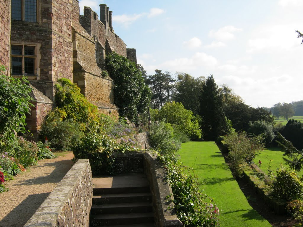 Berkeley castle south wall and terrace oct 2011 by twosugars