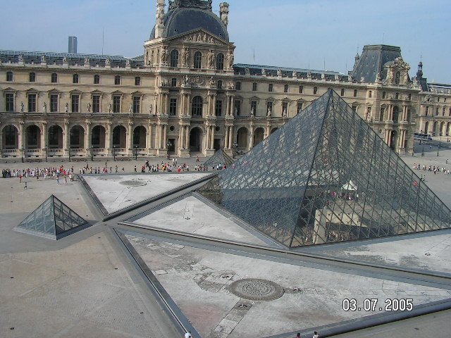 Louvre. Piramidele by Brandusa