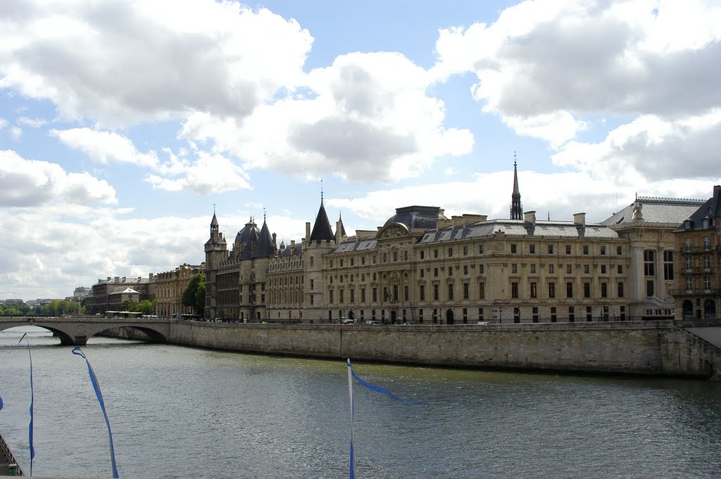 Palazzo della Conciergerie by cristina.ciutan