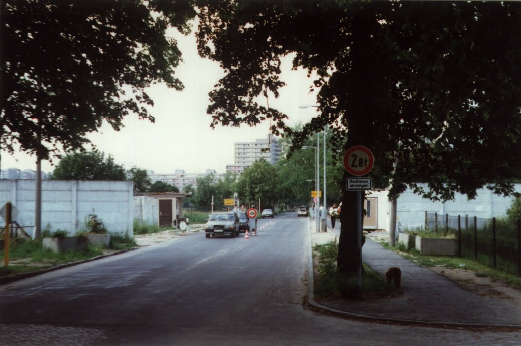 Grenzübergang Großziethen Frühsommer 1990 by Miwa