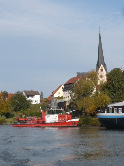 Frankfurter Feuerwehrboot an den Erlenbacher Schiffswerft Mitte Oktober 2011 by kdh865