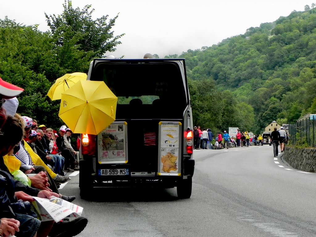 Vendiendo souvenirs del Tour de France by omontealegre