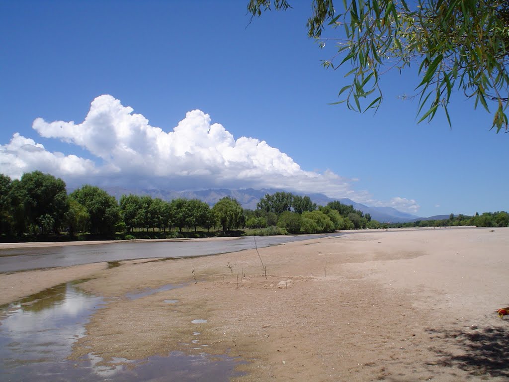 RIO DE LOS SAUCES EN CAMPING EL FARO by kocherengo