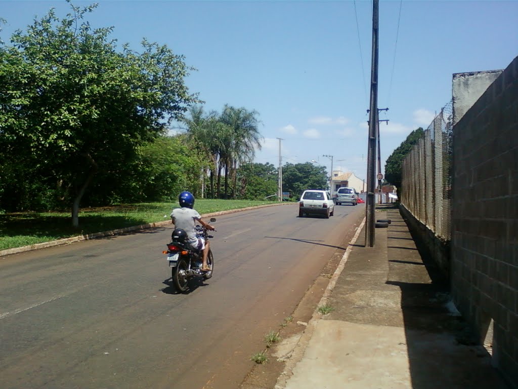 Rampa de acesso à Av. J.K. pela Av. Dez de Dezembro em Londrina - Paraná CEP 86026-980 by Douglas Berteloni