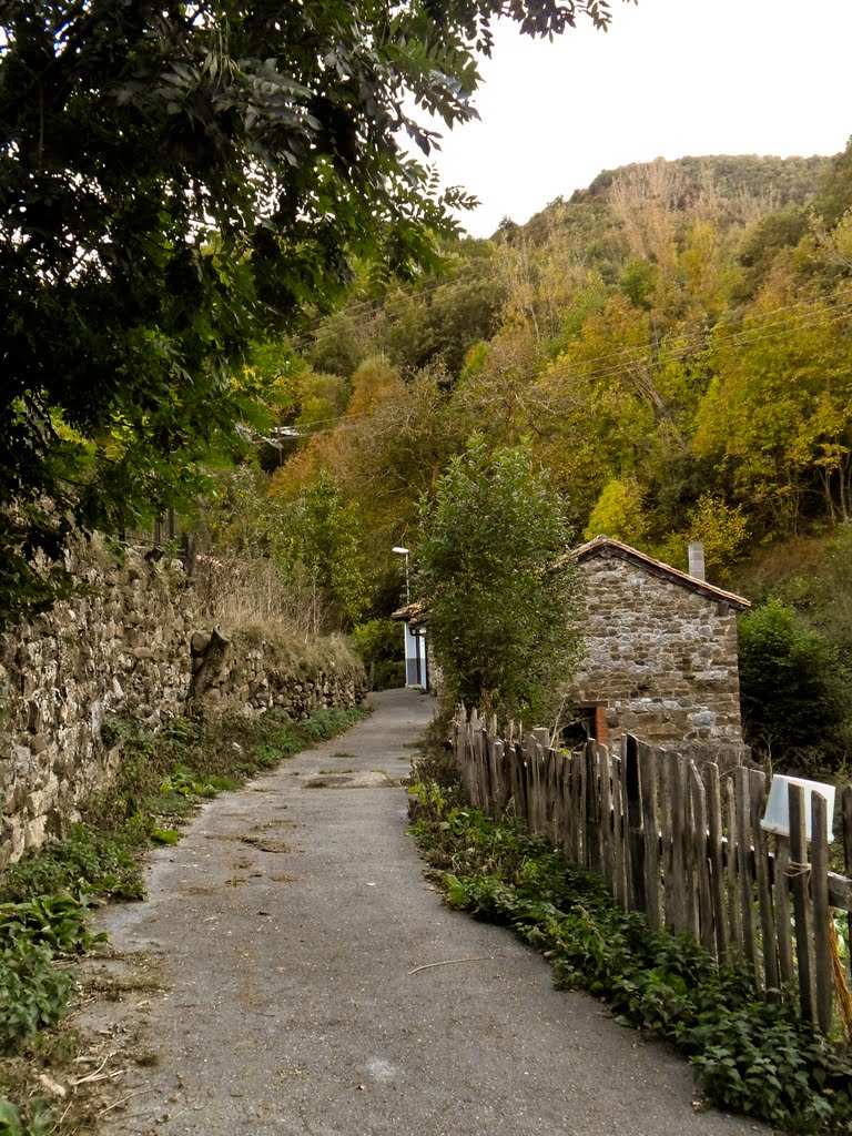 Caminando Por Espinama by El Niño Alimaña