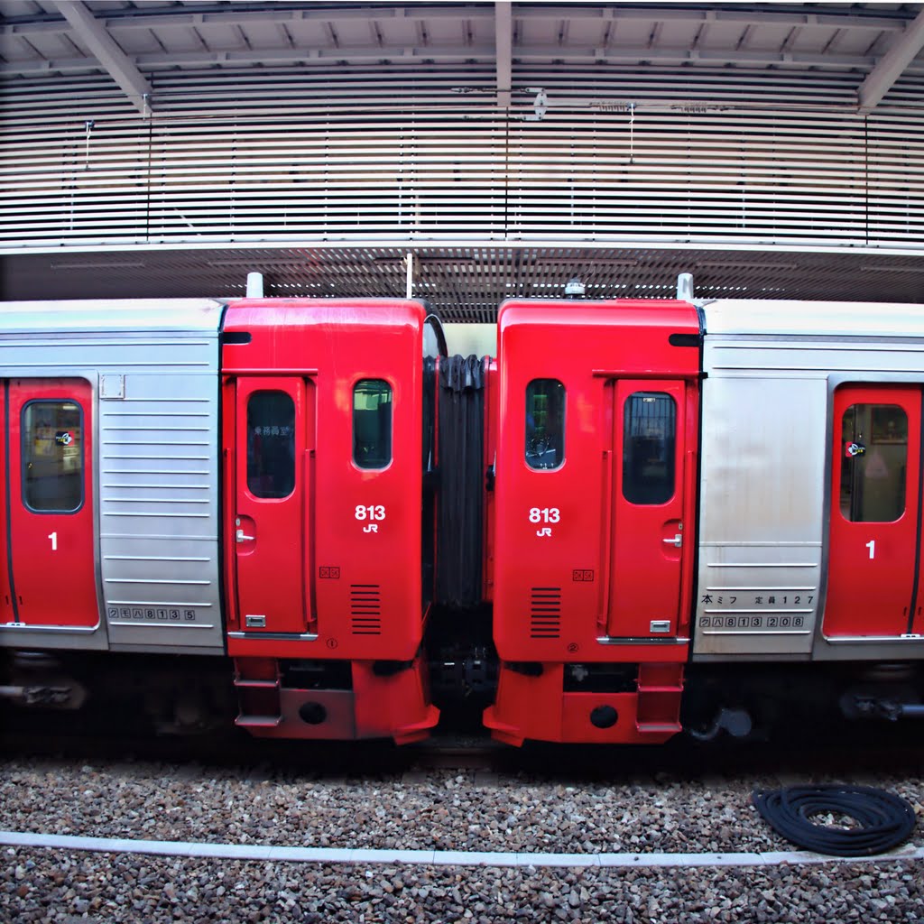 813s at Hakata station by TAO Yuichi (taoy)