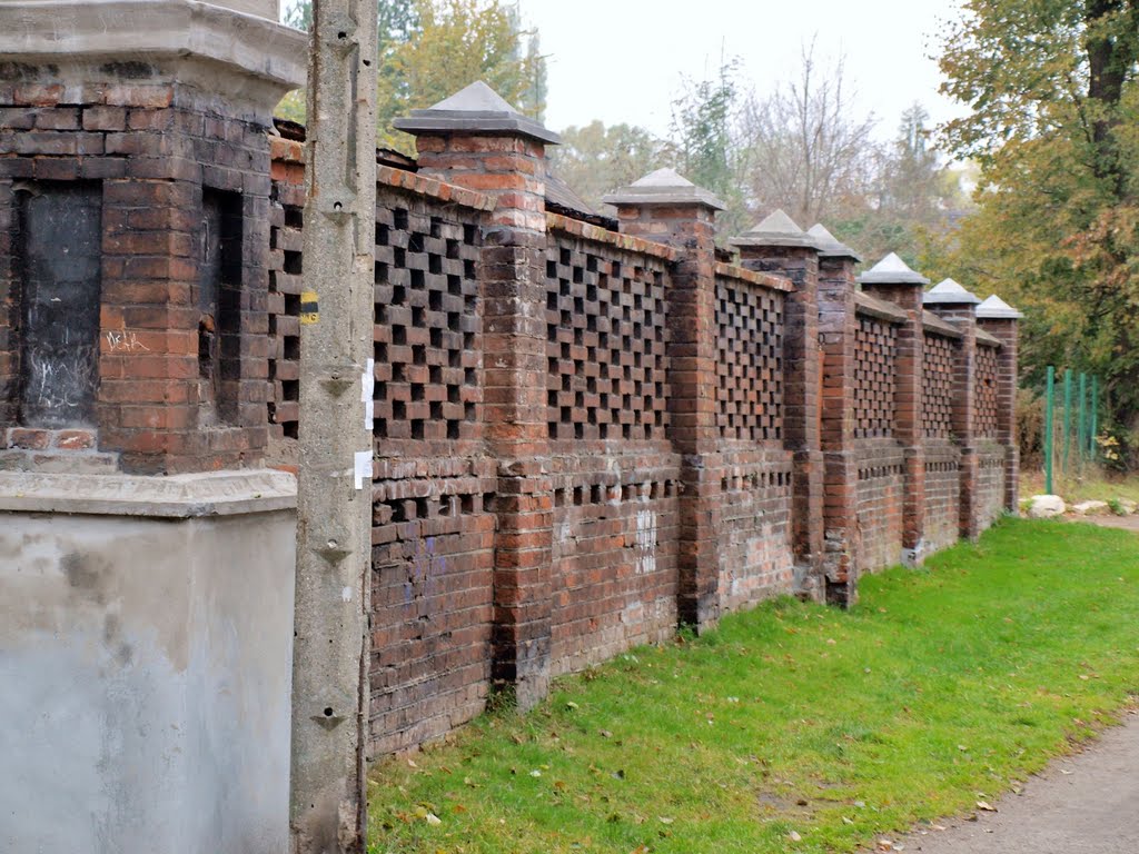 Kraków Prokocim - the wall of the former orchards and vegetable gardens of Jerzmanowskis' estate by wuhazet