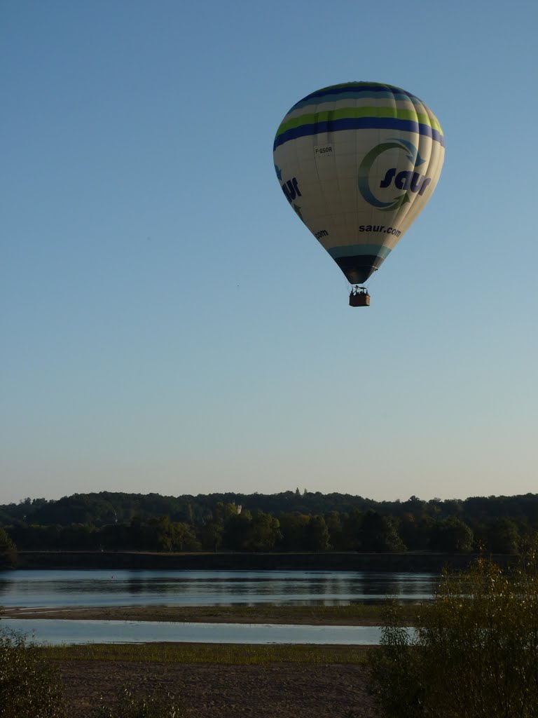 Montgolfière au dessus de la Loire, au fond la tour de Trêves by Jeremie Lecru