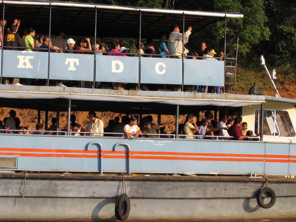 Lac Periyar, Thekkady, Inde du Sud by Daniel Wilk