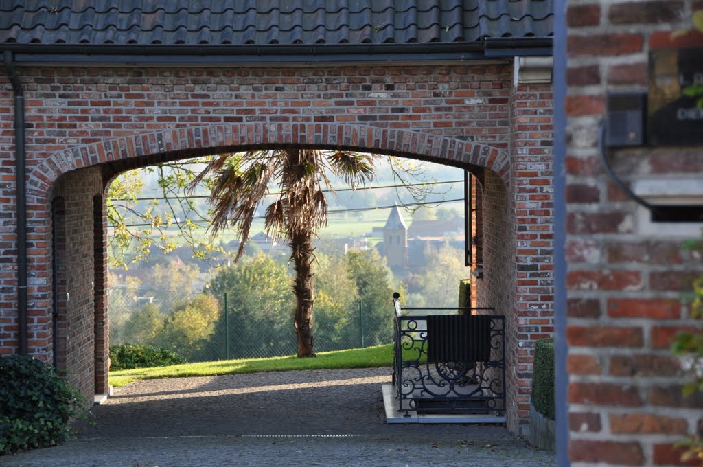 Zicht door poort op Kapellenberg by schokkaert