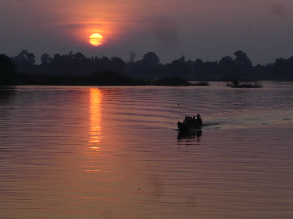 Sunset on Mekong Island Don Det by gutzie