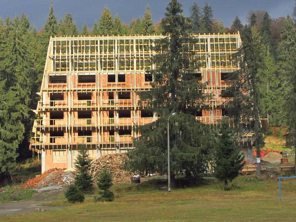 Hotel Under Construction at Stâna de Vale by vbocan