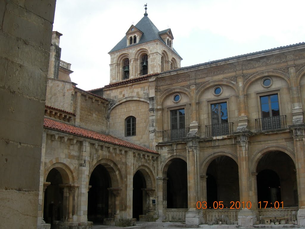 Claustro de la real Colegiata de San Isidoro by Walter Carrizo