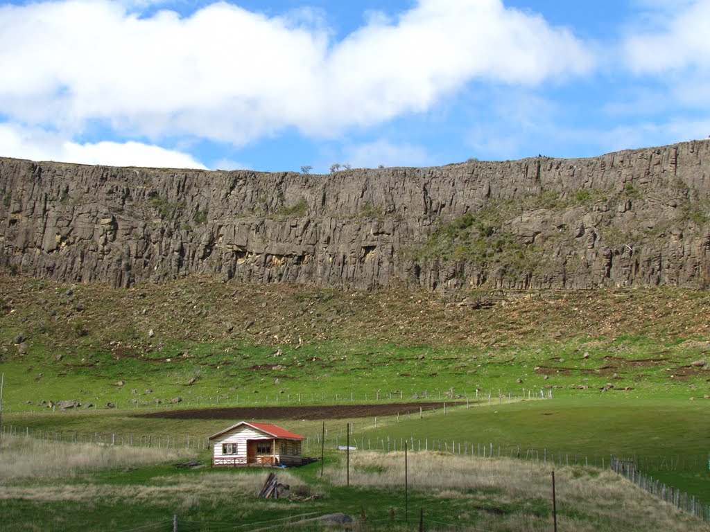 Gran Muralla de roca llegando a Coyhaique by Claudio Paz