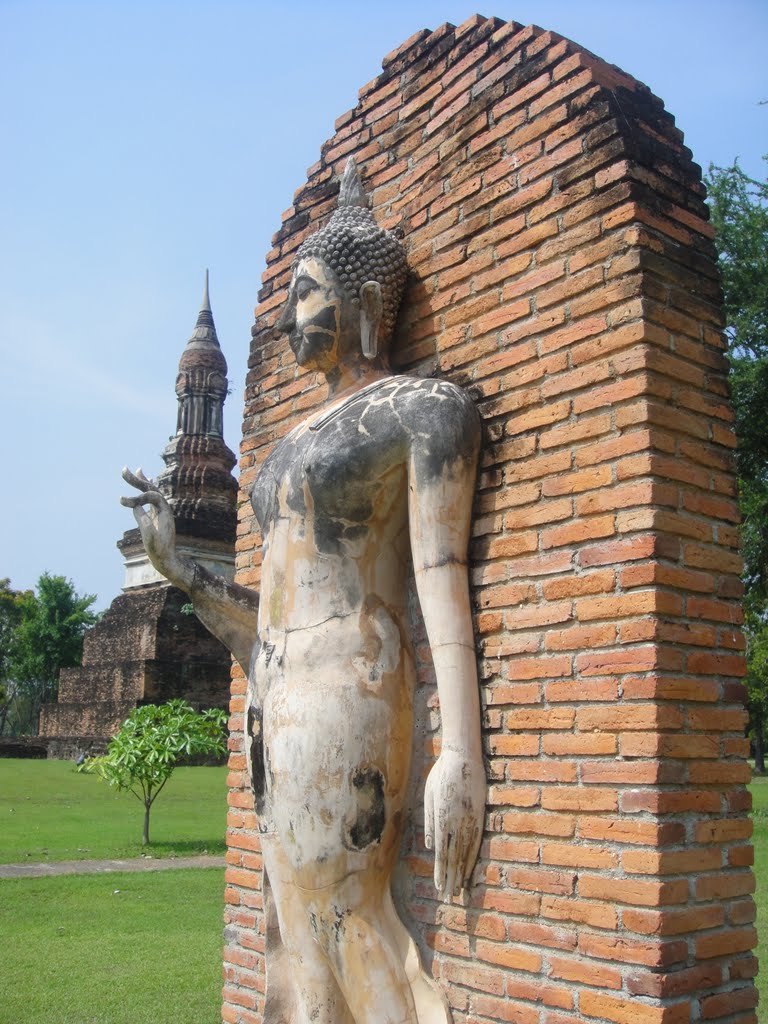 Wat Traphang Ngoen - วัดตระพังเงิน - Sukhothai - สุโขทัย - Thailand by T F Rhoden