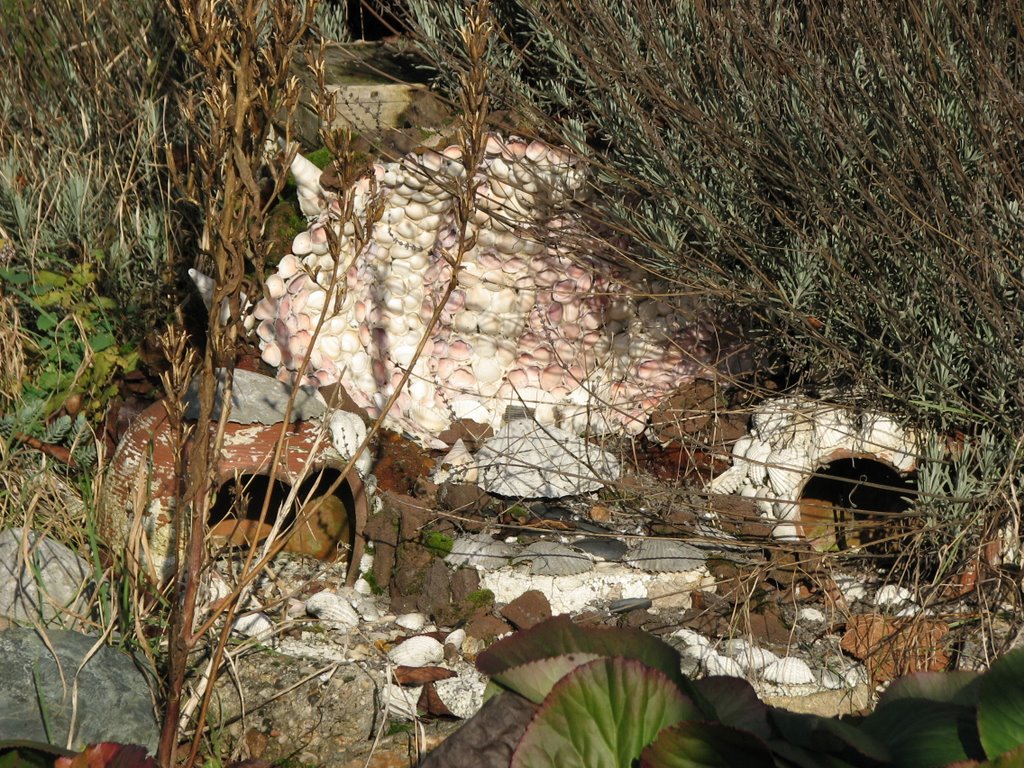 Eaubonne : destroyed fountain of the house of Amélie Poulain's father by © SisAnnick