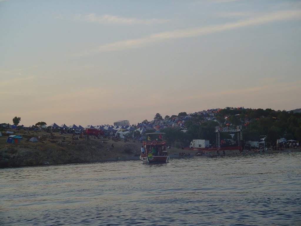 Foça İngiliz burnunda Rock festivali. by Latif Sülün