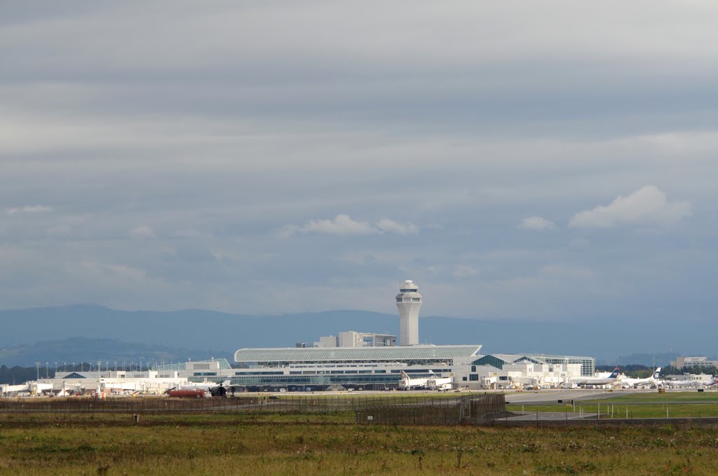 Portland Internatinal Airport in the rainy season by gunmano_kumasan