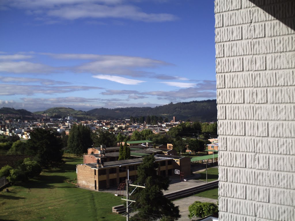 Colegio Manuela Ayala y centro desde Tulipanes by Julián Camilo Andrés