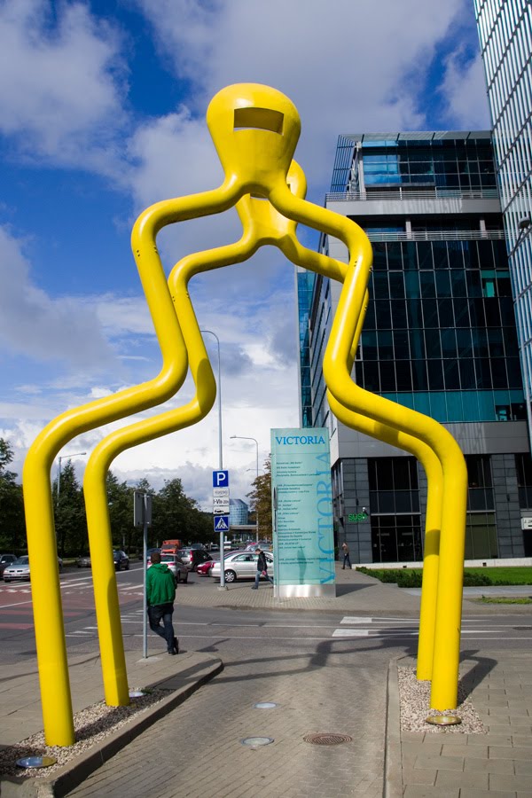 Sculpture "The twins" (Tadas Gutauskas, 2010) by Antanas Kairys