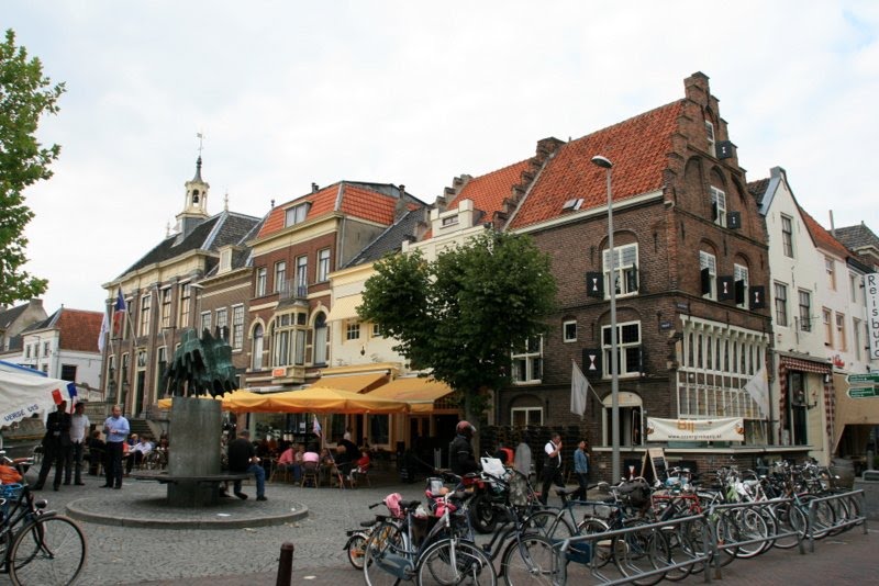 Zaltbommel - de Markt met rechts het stadscafé by John Scholte