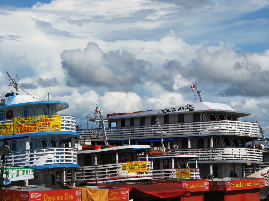 Barcos - Manaus, AM, Brasil. by André Bonacin