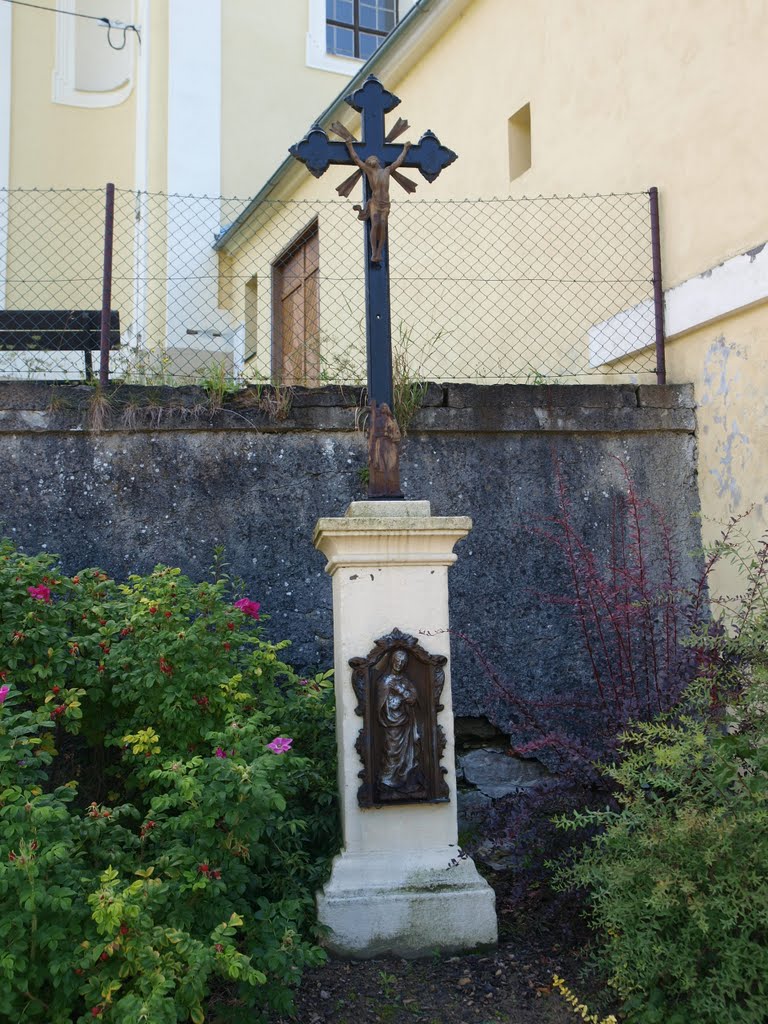 Horní Hynčina, kříž u kostela - Ober Heinzendorf, Kreuz an der Kirche by Klaus von Jansdorf