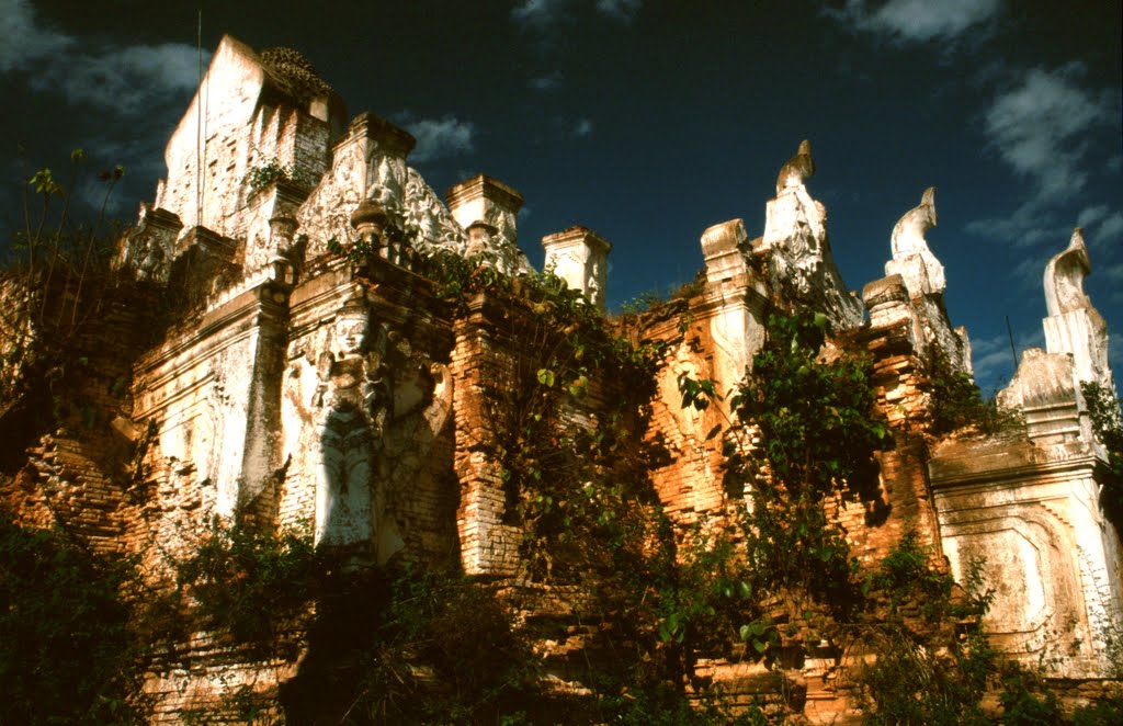 Small white pagode by Sanneke Griepink