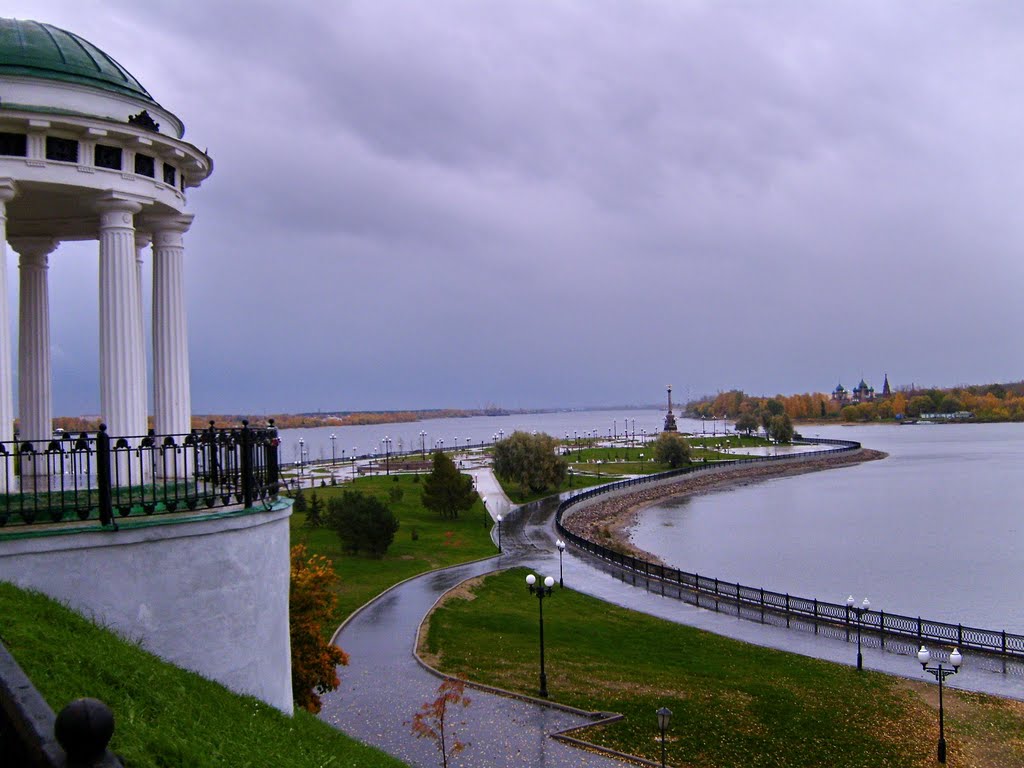 Ярославль. Беседка на Стрелке в месте впадения Которосли в Волгу. 9/10/2011г. by Serg Podshipnick