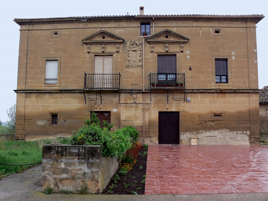 TIRGO. Valle del río Tirón. Casona de silleria. by Carlos Sieiro del Nido