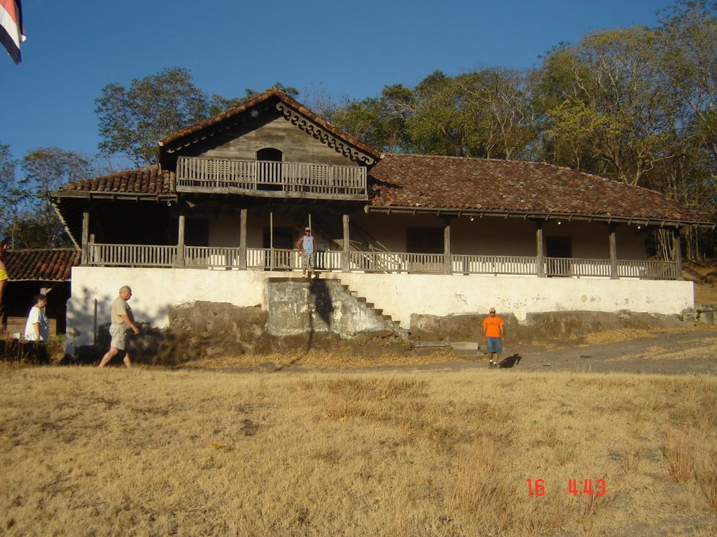 Casa Santa Rosa by Gilberto Fernandez