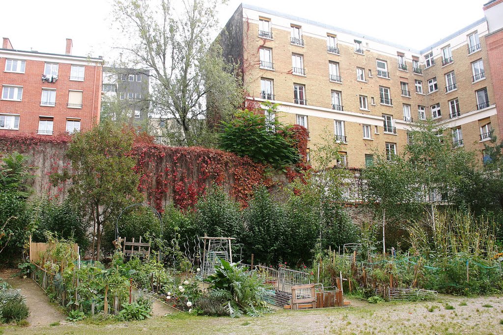 Jardins et parcs à Paris : Jardin d'une cité HLM by Chenu10