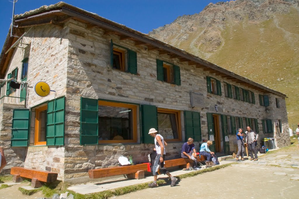 Rifugio Vittorio Sella by Ardi25