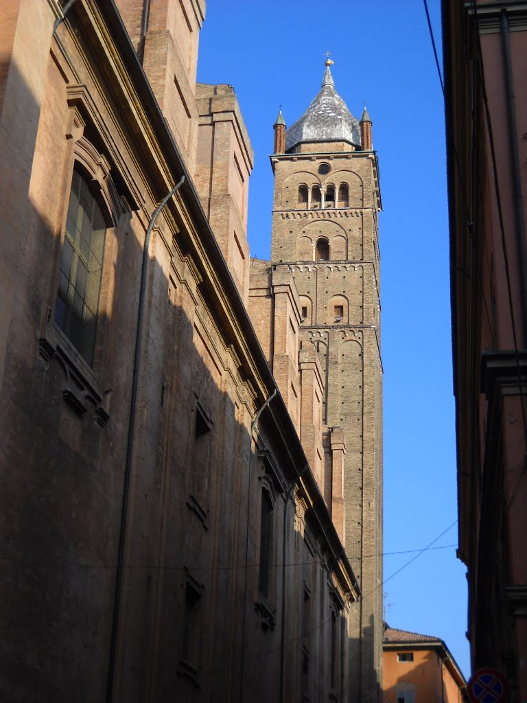 S.Pietro's bell tower in via Altabella by Nicchio